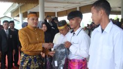 Penyerahan Seragam bagi ATS di Hardiknas 2026, Jasman Harap Tak Ada Lagi Anak Putus Sekolah di Majene