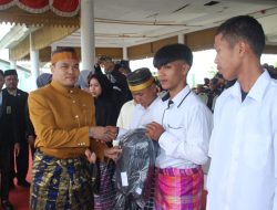 Penyerahan Seragam bagi ATS di Hardiknas 2026, Jasman Harap Tak Ada Lagi Anak Putus Sekolah di Majene
